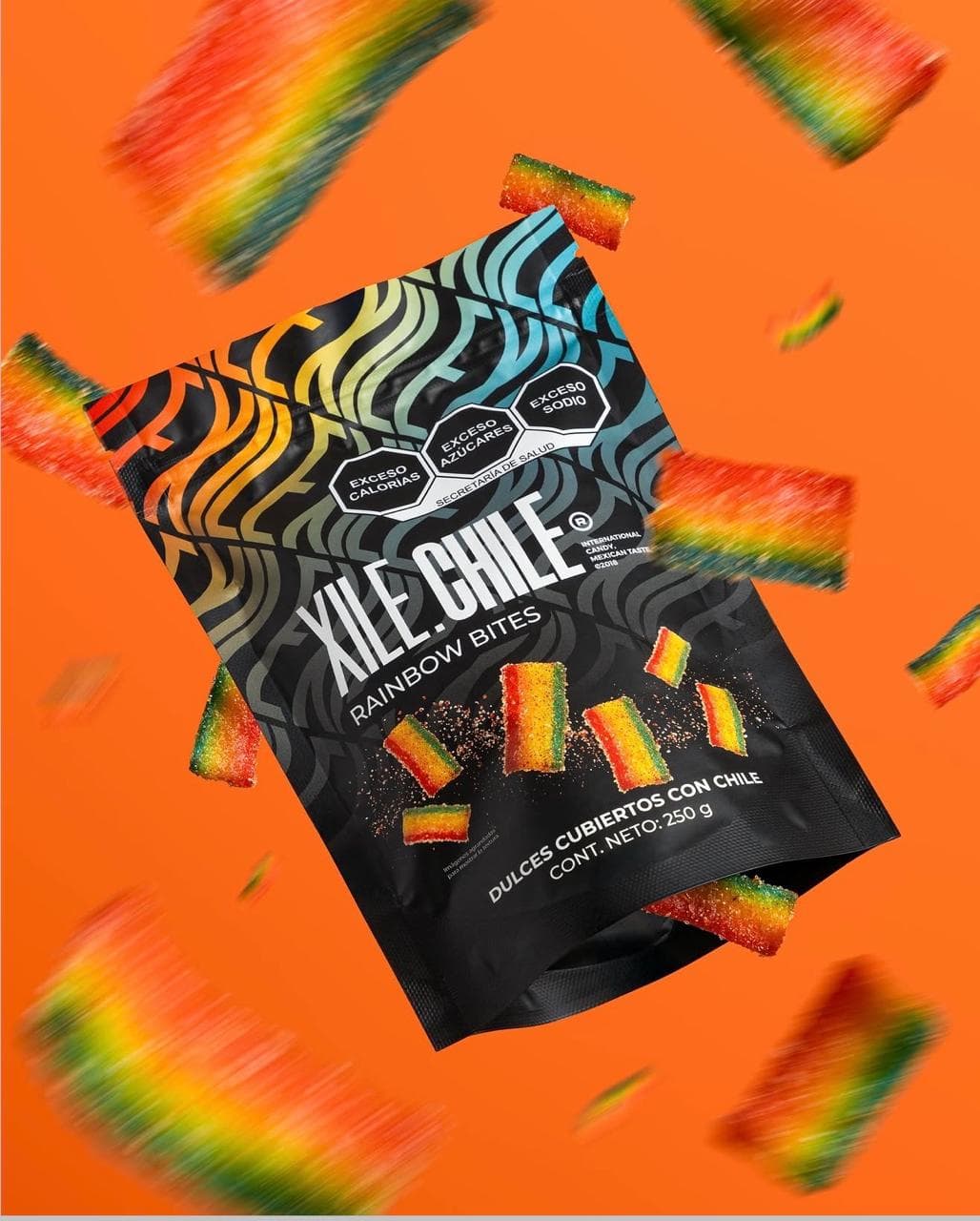 Bolsa XILE.CHILE Rainbow Bites de 250 gramos sobre fondo naranja